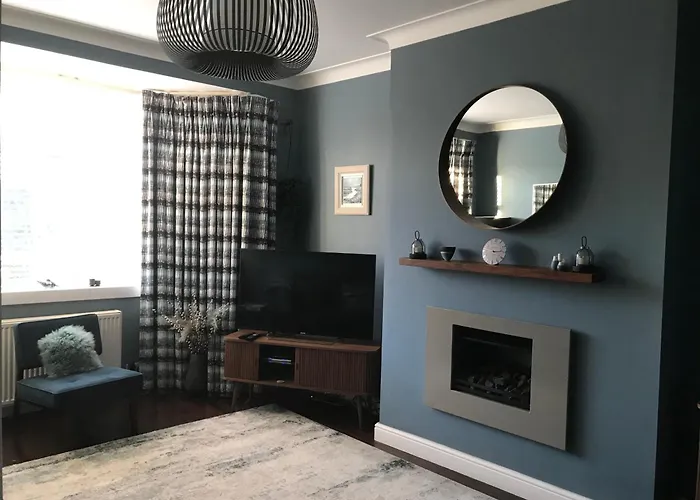 Ultra Stylish Furnished Home In Edinburgh